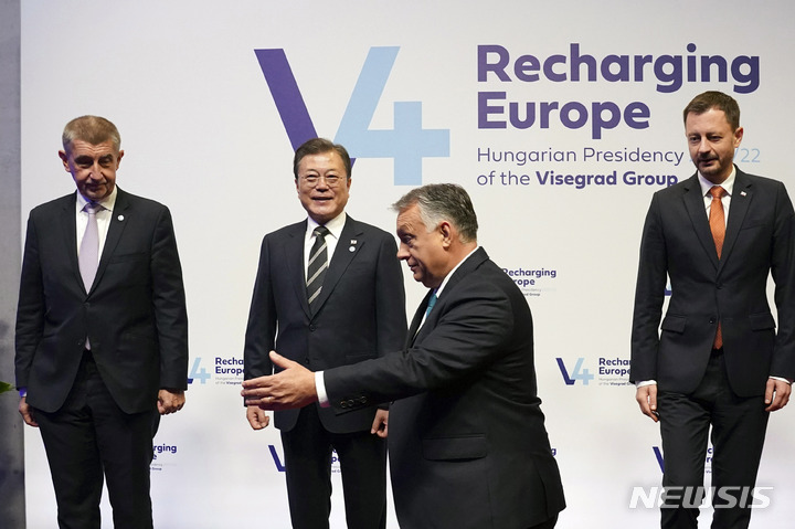 [부다페스트=뉴시스] 김진아 기자 = 헝가리를 국빈 방문 중인 문재인 대통령이 4일(현지시각) 헝가리 부다페스트 바르케르트 바자르 정상회의장에서 열린 한-비세그라드 그룹(V4) 정상회의에 참석하며 참석자들과 단체사진을 촬영하고 있다. 왼쪽부터 안드레이 바비시 체코 총리 , 문 대통령, 빅토르 오르반 헝가리 총리, 에두아르트 헤게르 슬로바키아 총리. 2021.11.04. bluesoda@newsis.com