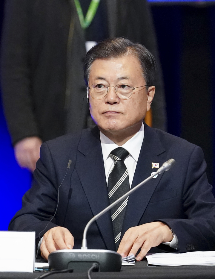 [부다페스트=뉴시스] 김진아 기자 = 헝가리 국빈방문 중인 문재인 대통령이 4일(현지시각) 부다페스트 바르케르트 바자르 정상회의장에 열린 한-비세그라드(V4, 헝가리·폴란드·체코·슬로바키아)그룹 정상회의에 참석하고 있다. 2021.11.04. bluesoda@newsis.com