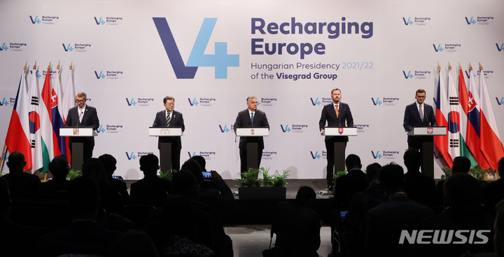 [부다페스트=뉴시스] 김진아 기자 = 헝가리를 국빈 방문 중인 문재인 대통령이 4일(현지시각) 헝가리 부다페스트 바르케르트 바자르 기자회견장에서 한-비세그라드 그룹(V4) 공동 언론 발표를 하고 있다. 왼쪽부터 체코 안드레이 바비시, 문 대통령, 빅토르 오르반 헝가리, 에두아르트 헤게르 슬로바키아, 마테우슈 모라비에츠키 폴란드 총리. 2021.11.04. bluesoda@newsis.com