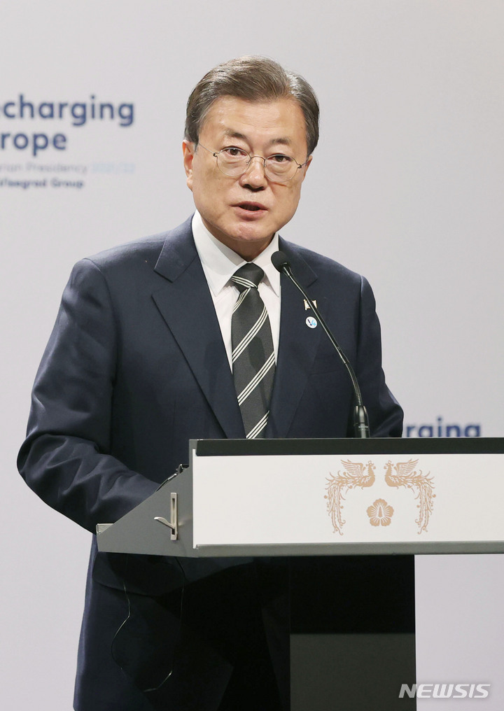 [부다페스트=뉴시스] 김진아 기자 = 헝가리를 국빈 방문 중인 문재인 대통령이 4일(현지시각) 헝가리 부다페스트 바르케르트 바자르 기자회견장에서 한-비세그라드 그룹(V4) 공동 언론 발표를 하고 있다. 2021.11.04. bluesoda@newsis.com