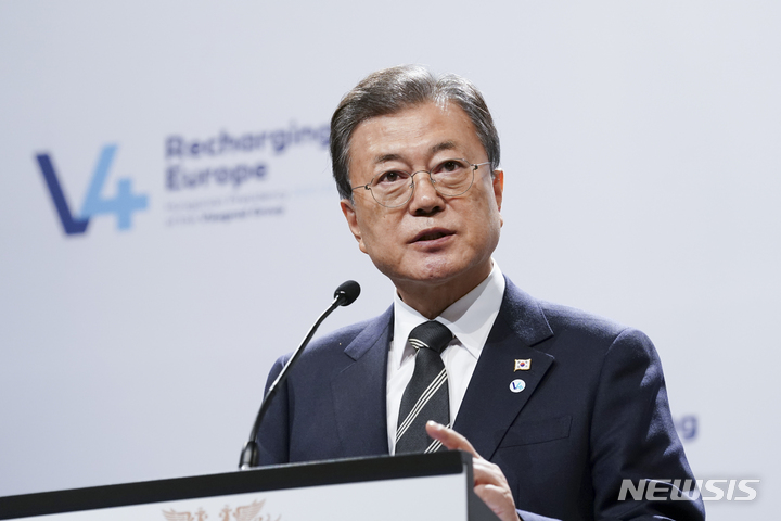 [부다페스트=뉴시스] 김진아 기자 = 헝가리를 국빈 방문 중인 문재인 대통령이 4일(현지시간) 헝가리 부다페스트 바르케르트 바자르 기자회견장에서 한-비세그라드(V4, 헝가리·폴란드·체코·슬로바키아)그룹 정상회의 공동 언론 발표를 하고 있다. 2021.11.04. bluesoda@newsis.com