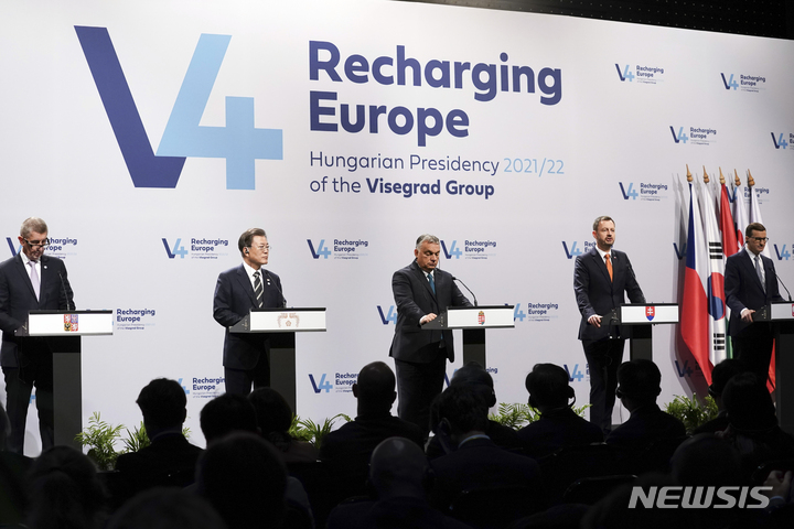 [부다페스트=뉴시스] 김진아 기자 = 헝가리를 국빈 방문 중인 문재인 대통령이 4일(현지시각) 헝가리 부다페스트 바르케르트 바자르 기자회견장에서 한-비세그라드(V4, 헝가리·폴란드·체코·슬로바키아)그룹 정상회의 공동 언론 발표를 하고 있다. 왼쪽부터 안드레이 바비시 체코 총리, 문 대통령, 빅토르 오르반 헝가리 총리, 에두아르트 헤게르 슬로바키아 총리, 마테우슈 모라비에츠키 폴란드 총리. 2021.11.04. bluesoda@newsis.com
