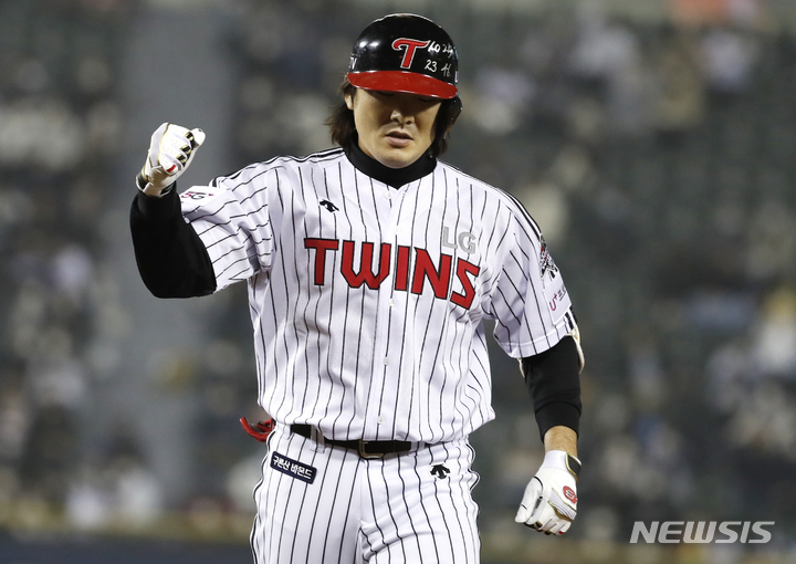[서울=뉴시스] 정병혁 기자 = 4일 오후 서울 송파구 잠실야구장에서 열린 2021 KBO 포스트시즌 준플레이오프 1차전 LG 트윈스와 두산 베어스의 경기, 7회말 2사 주자 1루 상황 LG 이형종이 안타를 친 뒤 기뻐하고 있다. 2021.11.04. jhope@newsis.com