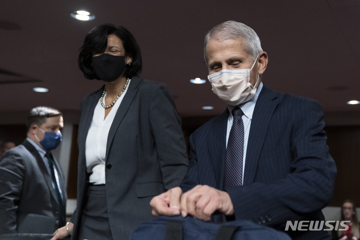 [AP=뉴시스]미국 감염병 최고 책임자인 앤서니 파우치(오른쪽) 박사와 미국 질병통제예방센터 로셀 왈렌스키 소장. 2021.12.06.photo@newsis.com