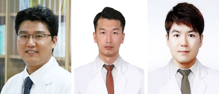 [익산=뉴시스] 강명수 기자 =원광대학교병원은 정형외과 강홍제·주민수 교수와 김건록 전공의가 ‘제40차 대한미세수술학회 추계학술대회’에서 우수 논문상을 수상했다고 5일 밝혔다. (사진 =원광대학교병원 제공) 2021.11.05. photo@newsis.com *재판매 및 DB 금지