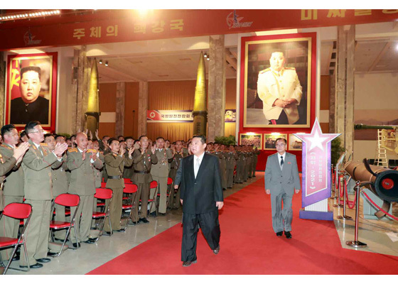 [서울=뉴시스] 국방발전전람회 참석한 김정은. 2021.10.11. (사진=노동신문 캡처) *재판매 및 DB 금지