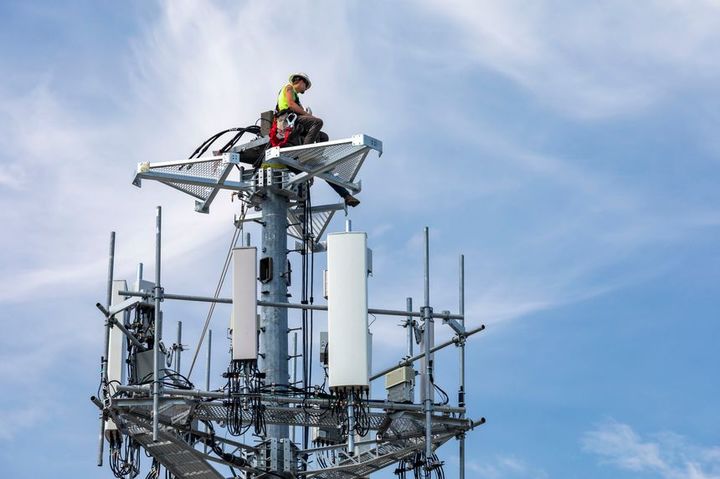 [서울=뉴시스]미국 디트로이트에 설치중인 5G 중계탑. (출처=WSJ) 2021.11.04. *재판매 및 DB 금지