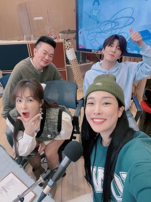 [서울=뉴시스] SBS 파워FM '두시탈출 컬투쇼' 합류한 랄랄. (사진=제이디비엔터테인먼트 제공).2021.11.05.photo@newsis.com