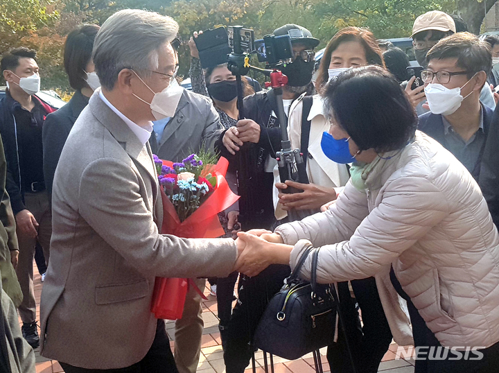 [대구=뉴시스] 정창오 기자=이재명 더불어민주당 대선후보가 5일 오후 대구시 북구 산격동 경북대학교 인문학진흥관에서 열리는 ‘청년이 묻고 이재명이 답한다’ 강연에 참석하기 전 지지자와 악수하고 있다. 이날 이 후보의 대구 방문은 후보 확정 이후 처음이다. 2021.11.05. jco@newsis.com