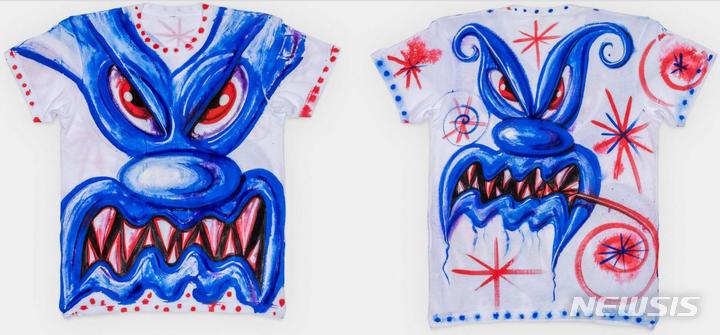 [서울=뉴시스]Blu meanie ,2021 Acrylic on cotton t-shirt28 x 31.5 inches. 사진=백아트 제공