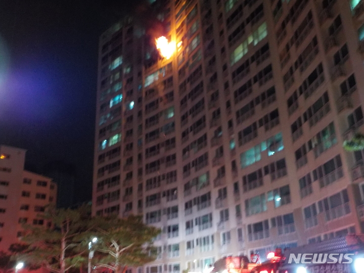 [대구=뉴시스]김정화 기자 = 1일 오전 대구 수성구의 한 아파트 15층에서 원인을 알 수 없는 불이 나 6000여만원(소방서 추산) 상당의 재산 피해가 발생했다. (사진 = 대구 수성소방서 제공) 2021.05.01. photo@newsis.com