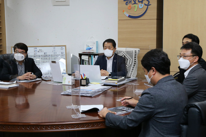 [울산=뉴시스]5일 서동욱 울산 남구청장이 디자인거리 야간경관 조명 설치 및 운영 용역 착수보고회에 참석해 회의를 주재하고 있다. (사진=울산 남구 제공) photo@newsis.com *재판매 및 DB 금지