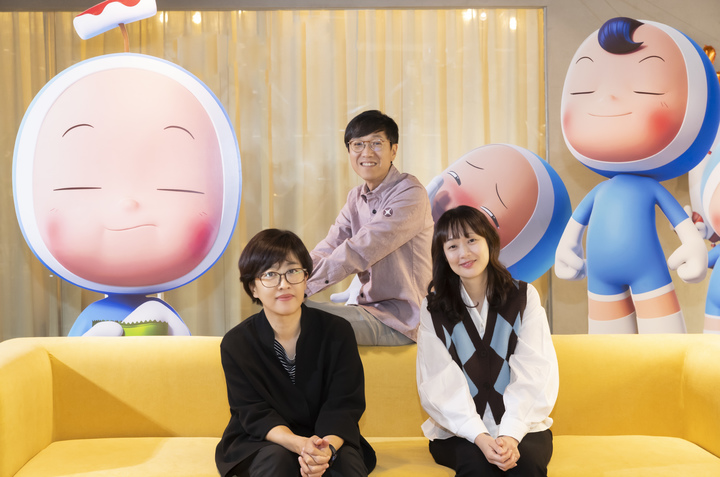 [서울=뉴시스] 왼쪽부터 송재정 작가, 이상여 PD 김윤주 작가, . 2021.11.05. (사진 = 티빙 제공) photo@newsis.com