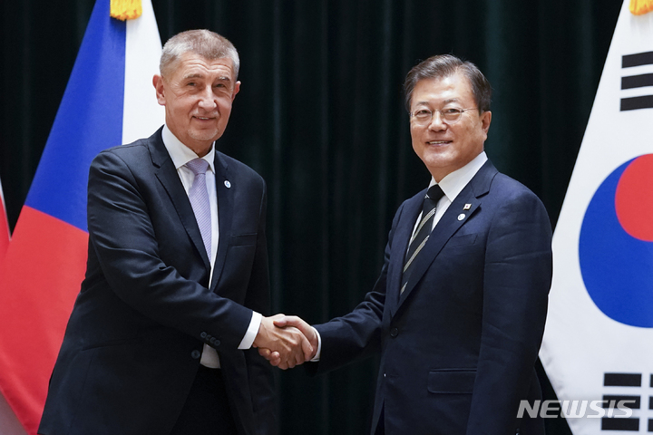 [부다페스트=뉴시스] 김진아 기자 = 헝가리를 국빈 방문 중인 문재인 대통령가 안드레이 바비시 체코 총리가 4일(현지시각) 헝가리 부다페스트 한 호텔에서 한-체코 정상회담을 하기에 앞서 악수하며 기념촬영을 하고 있다. 2021.11.05. bluesoda@newsis.com