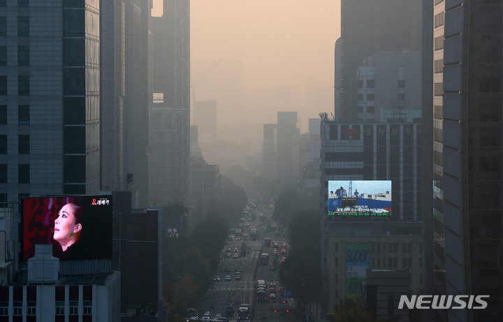 [서울=뉴시스] 이영환 기자 = 서울을 포함한 중서부 지역에서 초미세 먼지가 나쁨상태를 보인 지난 5일 오전 서울 도심. 2021.11.05. 20hwan@newsis.com