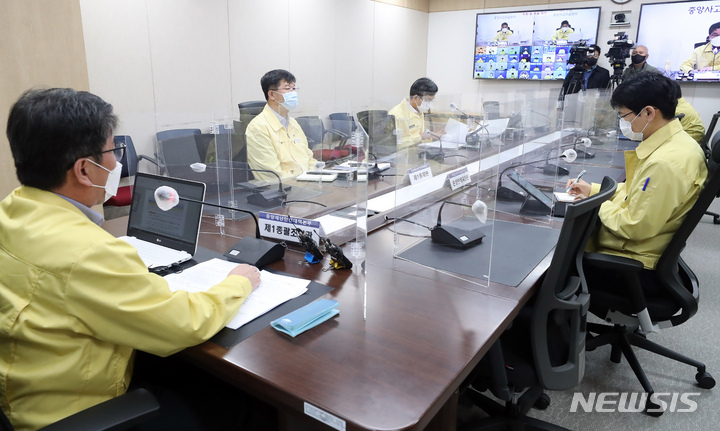 [세종=뉴시스] 강종민 기자 = 류근혁 중앙재난안전대책본부 1총괄조정관(보건복지부 2차관)이 5일 오전 정부세종청사에서 열린 코로나19 대응 중대본 회의에서 모두발언을 하고 있다. 2021.11.05. ppkjm@newsis.com