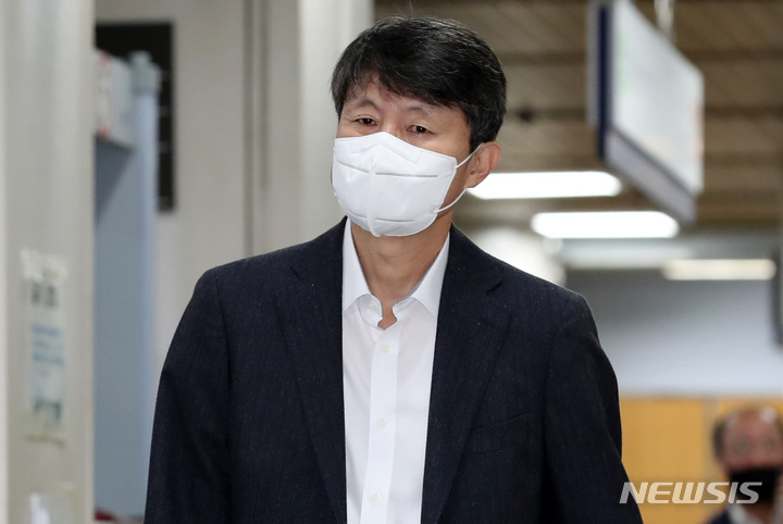 [서울=뉴시스] 이영환 기자 = 금융업계 관계자등에 뇌물수수 혐의로 재판을 받고 있는 유재수 전 부산시 경제부시장이 지난해 11월5일 오전 서울 서초구 서울고법에서 열린 항소심 선고기일에 출석하고 있다. 2021.11.05. 20hwan@newsis.com