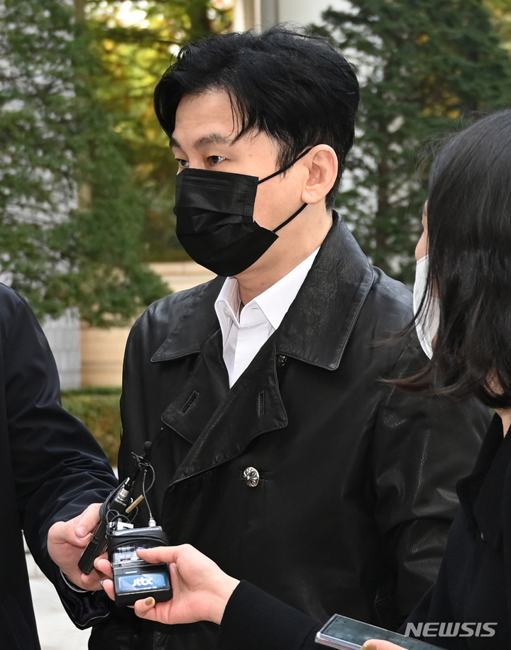 [서울=뉴시스] 이영환 기자 = 소속가수 비아이 마약투약 무마 혐의로 재판을 받고 있는 양현석 전 YG엔터테인먼트 대표가 5일 오전 서울 서초구 서울중앙지방법원에서 열린 1차 공판에 출석하고 있다. (공동취재사진) 2021.11.05. photo@newsis.com