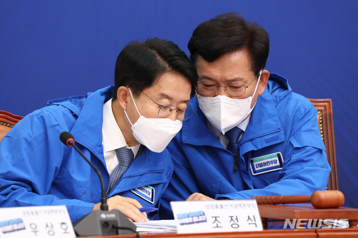 [서울=뉴시스] 최진석 기자 = 더불어민주당 송영길(오른쪽) 상임선거대책위원장과 조정식 상임총괄선거대책본부장이 5일 국회에서 열린 선거대책위원회 총괄본부장단 회의에서 대화를 나누고 있다. (공동취재사진) 2021.11.05. photo@newsis.com