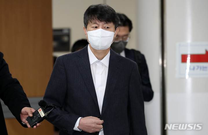 [서울=뉴시스] 이영환 기자 = 유재수 전 부산시 경제부시장이 5일 오전 서울 서초구 서울고법에서 열린 항소심 선고공판을 마친 후 이동하고 있다. 유재수 전 부산시 경제부시장은 징역 1년에 집행유예 2년을 선고 받았다. 2021.11.05. 20hwan@newsis.com