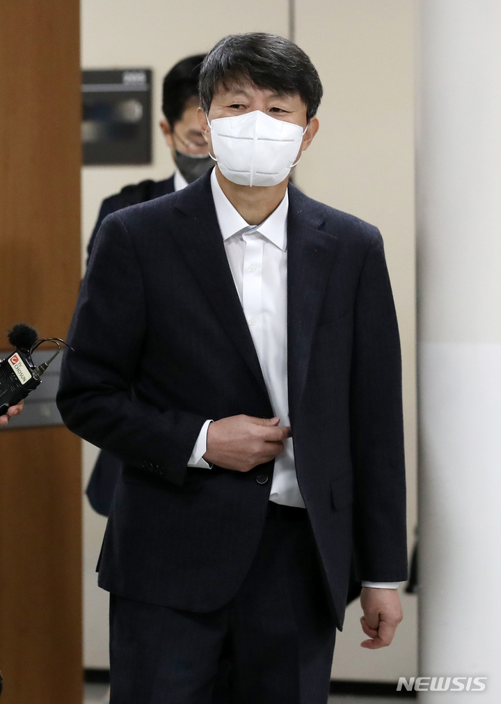 [서울=뉴시스] 이영환 기자 = 유재수 전 부산시 경제부시장이 5일 오전 서울 서초구 서울고법에서 열린 항소심 선고공판을 마친 후 이동하고 있다. 유재수 전 부산시 경제부시장은 징역 1년에 집행유예 2년을 선고 받았다. 2021.11.05. 20hwan@newsis.com