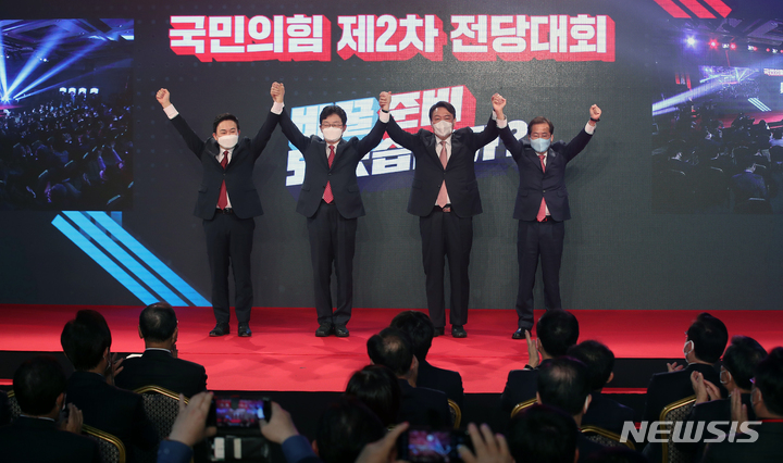 [서울=뉴시스] 국회사진기자단 = 국민의힘 대선 경선 후보들이 5일 오후 서울 용산구 백범김구기념관에서 열린 제20대 대통령 후보 선출을 위한 2차 전당대회에서 손을 맞잡은 채 인사하고 있다. 왼쪽부터 원희룡, 유승민, 윤석열, 홍준표 후보. 2021.11.05. photo@newsis.com