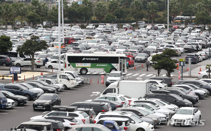 [제주=뉴시스] 우장호 기자 = 단계적 일상회복(위드 코로나) 시행 첫 주말을 앞둔 5일 오후 제주국제공항 내 주차장에 차량이 가득하다. 제주관광협회는 휴일인 6일과 7일 하루 4만명이 넘는 관광객이 제주를 찾을 것으로 예상했다. 2021.11.05. woo1223@newsis.com