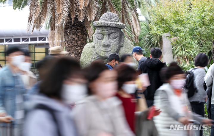 [제주=뉴시스] 우장호 기자 = 단계적 일상회복(위드 코로나) 시행 첫 주말을 앞둔 지난 5일 오후 제주국제공항 도착장에 가족과 친구, 연인들의 발걸음이 이어져 붐비고 있다. 2021.11.09. woo1223@newsis.com