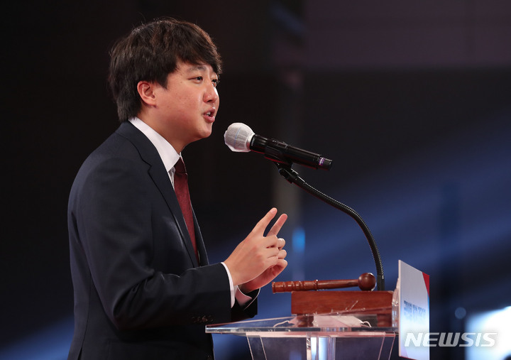 [서울=뉴시스] 국회사진기자단 = 이준석 국민의힘 대표가 5일 서울 용산구 효창동 백범김구기념관에서 열린 제2차 전당대회에서 인사말을 하고 있다. 2021.11.05. photo@newsis.com