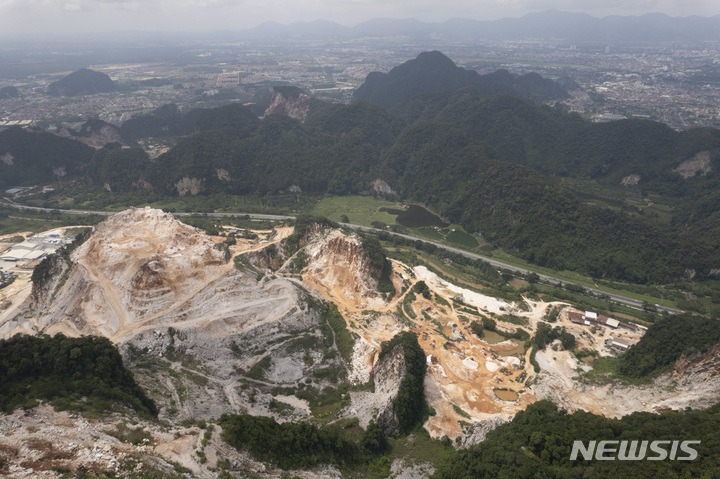 [AP/뉴시스] 지난해 11월 영국 글래스고에서 열린 제26차 유엔기후변화협약 당사국총회(COP26)에서 공개된 말레이시아 이포 주 산악지대 삼림 훼손 사진. 이는 폭우시 곧 장 홍수로 이어지는 원인이 되고 있다. 말레이시아 정부는 지난해 12월18일 전국적인 극심한 폭우와 홍수로 1만1384명이 긴급대피했으며 앞으로도 160만명의 대피가 필요하다고 발표했다. 