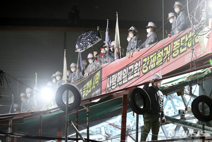 [서울=뉴시스] 백동현 기자 = 전광훈 목사가 이끄는 사랑제일교회 신도들이 5일 오후 서울 성북구 사랑제일교회에서 5차 명도집행을 막기 위해 건물을 점거하고 집행인력과 대치하고 있다. 2021.11.05. livertrent@newsis.com