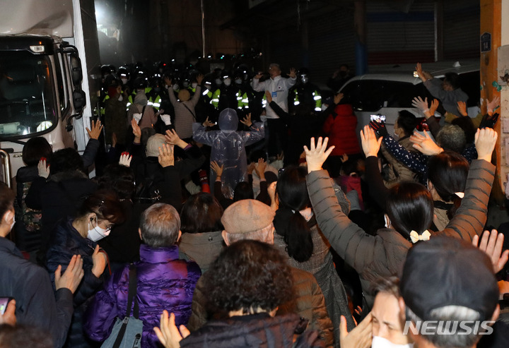[서울=뉴시스] 백동현 기자 = 전광훈 목사가 이끄는 사랑제일교회 신도들이 5일 오후 서울 성북구 사랑제일교회 앞에서 5차 명도집행을 막기 위해 경찰들과 대치하고 있다. 2021.11.05. livertrent@newsis.com
