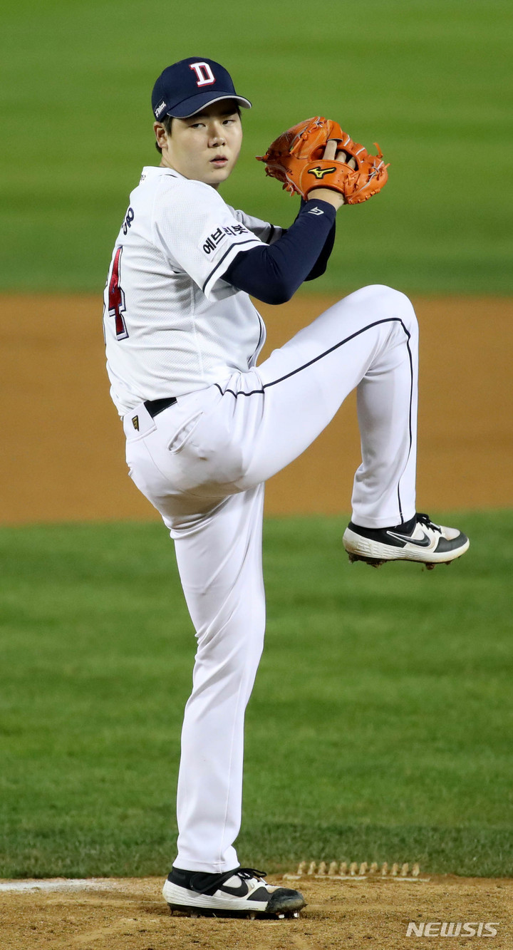 [서울=뉴시스] 김선웅 기자 = 5일 오후 서울 송파구 잠실야구장에서 열린 2021 프로야구 포스트시즌 준플레이오프 LG&nbsp; 트윈스와 두산 베어스의 2차전 경기, 5회말 두산 교체투수 최승용이 역투하고 있다. 2021.11.05. mangusta@newsis.com