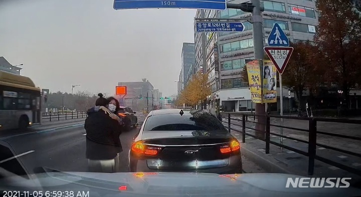 온라인 커뮤니티 보배드림에 올라온 블랙박스 영상 속 장면.