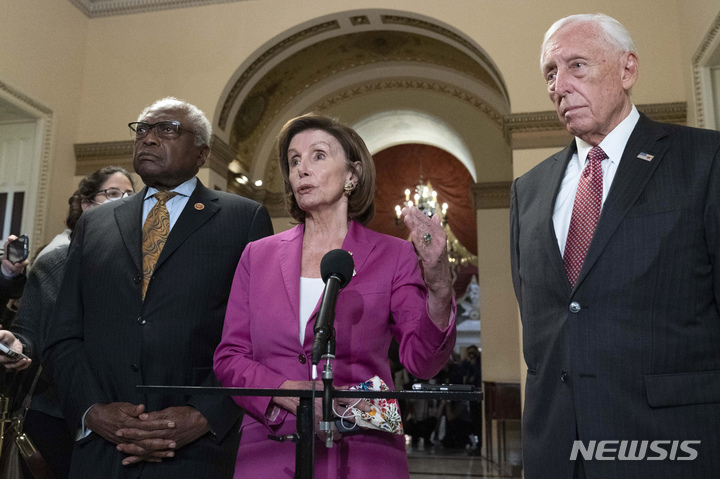 [워싱턴(미국)=AP/뉴시스]낸시 펠로시 미 하원의장이 5일(현지시간) 워싱턴 국회의사당에서 기자회견을 하고 있다. 2021.11.06.photo@newsis.com
