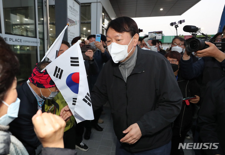 [서울=뉴시스] 권창회 기자 = 윤석열 국민의힘 대선후보가 6일 오전 서울 송파구 가락농수산물종합도매시장을 방문해 지지자들과 인사를 나누고 있다.(공동취재사진) 2021.11.06. photo@newsis.com