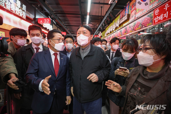 [서울=뉴시스] 권창회 기자 = 윤석열 국민의힘 대선후보가 6일 오전 서울 송파구 가락농수산물종합도매시장 축산물 코너를 찾아 상점들을 둘러보고 있다.(공동취재사진) 2021.11.06. photo@newsis.com