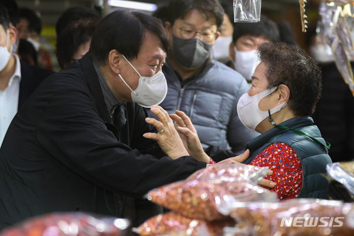 [서울=뉴시스] 권창회 기자 = 윤석열 국민의힘 대선후보가 6일 오전 서울 송파구 가락농수산물종합도매시장 건어물 상점을 찾아 상인들과 대화를 나누고 있다.(공동취재사진) 2021.11.06. photo@newsis.com