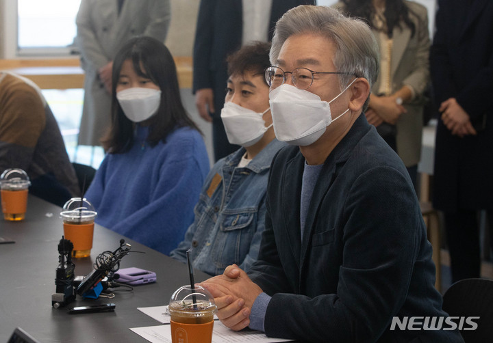 [서울=뉴시스] 권창회 기자 = 이재명 더불어민주당 대선후보가 6일 오전 서울 동대문구에 위치한 ‘장안생활’을 방문해 입주민 청년들과 간담회를 열고 발언하고 있다. 장안생활은 1인 가구 청년들이 거주하며 작업도 할 수 있는 '코워킹·코리빙' 공간이다. (공동취재사진) 2021.11.06. photo@newsis.com