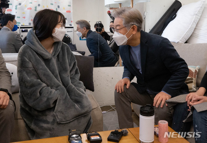 [서울=뉴시스] 권창회 기자 = 이재명 더불어민주당 대선후보가 6일 오전 서울 동대문구에 위치한 ‘장안생활’을 방문해 공유빨래 공간에서 청년과 대화를 나누고 있다. 장안생활은 1인 가구 청년들이 거주하며 작업도 할 수 있는 '코워킹·코리빙' 공간이다. (공동취재사진) 2021.11.06. photo@newsis.com