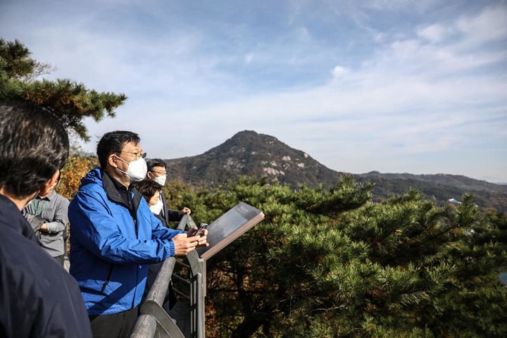송영길 더불어민주당 대표가 7일 김영종 전 종로구청장과 서울 종로 인왕산 산행을 하고 있다. (사진=송 대표 페이스북) 2021.11.07 *재판매 및 DB 금지