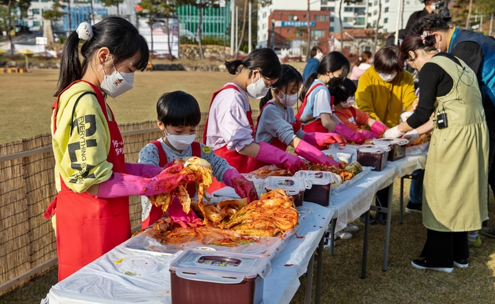 [괴산=뉴시스] 2021괴산김장축제 어린이 김장체험. (사진=괴산군 제공) photo@newsis.com *재판매 및 DB 금지