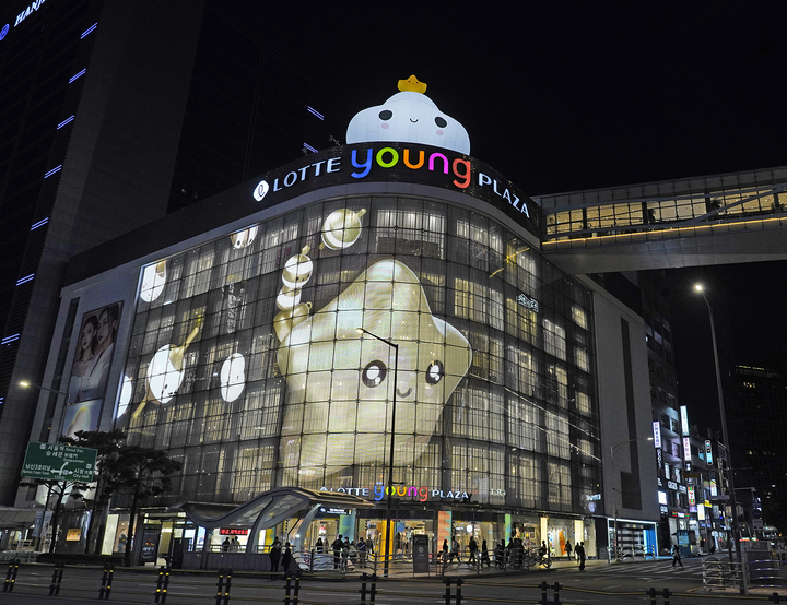 [서울=뉴시스]롯데백화점 본점에 연말을 맞아 설치된 '리틀 클라우드와 친구들'. (사진=롯데쇼핑 제공). 2021.11.08. photo@newsis.com *재판매 및 DB 금지