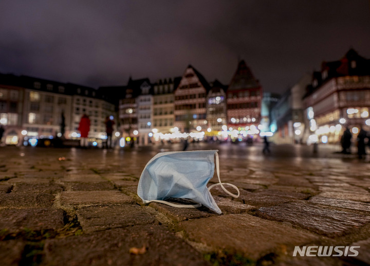 [AP/뉴시스] 6일 독일 프랑크푸르트의 뢰메르베르크 광장 바닥에 마스크가 떨어져 있다. 독일은 코로나19 하루확진자가 최근 2만3000명을 육박하면서 누적 477만 명을 넘었다.