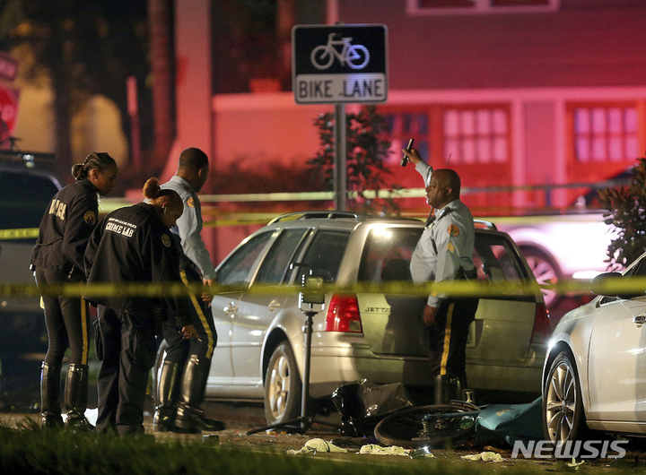 [뉴올리언스( 미 루이지애나주)= AP/뉴시스] 뉴올리언스 경찰들이 2019년 3월 2일 시내 중심가의 에스팔라나데 거리에서 음주운전으로 9명의 바이커들이 치여 사상자가 난 현장을 살펴보고 있다. 루이지애나 항소법원은 1심의 90년형에 대해 항소한 음주운전자의 항소를 올해 11월3일 기각했다.&nbsp; 