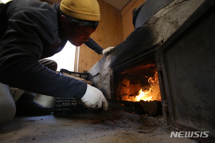 [평창=뉴시스] 김경목 기자 = 겨울이 시작된다는 입동을 하루 앞둔 6일 오후 강원도 평창군 산촌 마을의 주민이 아궁이에 불을 때고 있다. 2021.11.07. photo31@newsis.com