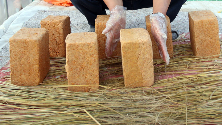 [평창=뉴시스] 김경목 기자 = 겨울이 시작된다는 입동을 하루 앞둔 6일 오후 강원도 평창군 산촌 마을의 주민이 직접 재배한 콩으로 만든 메주를 건조하기 위해 지푸라기 위에 간격을 두고 놓고 있다. 2021.1.07. photo31@newsis.com