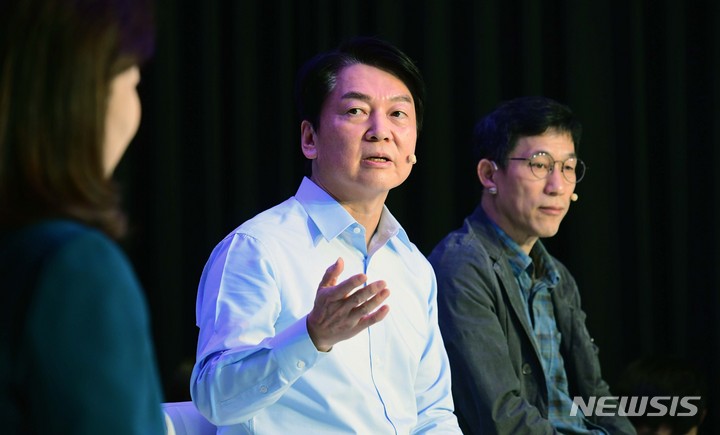 [서울=뉴시스] 국회사진기자단 = 안철수 국민의당 대표가 7일 서울 마포구의 한 스튜디오에서 열린 안철수-진중권 ‘선을 넘다_대한민국 혁신 논쟁’ 북콘서트에서 발언하고 있다. 2021.11.07. photo@newsis.com