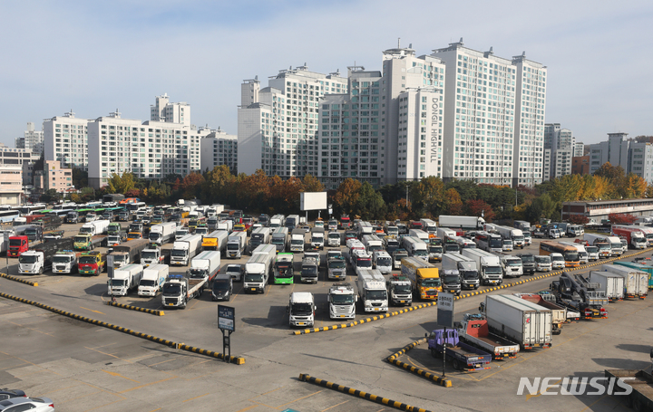 [서울=뉴시스] 배훈식 기자 = 요소수 품귀 현상이 계속된 7일 오전 서울 양천구 서부트럭터미널에 화물차들이 운행을 멈춘 채 서 있다. 2021.11.07. dahora83@newsis.com
