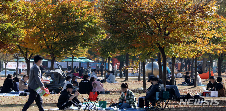 [서울=뉴시스] 추상철 기자 = 단계적 일상회복(위드 코로나) 1단계 시행후 첫 주말인 7일 오전 서울 영등포구 여의도한강공원이 가족단위의 나들이객으로 붐비고 있다. 2021.11.07. scchoo@newsis.com